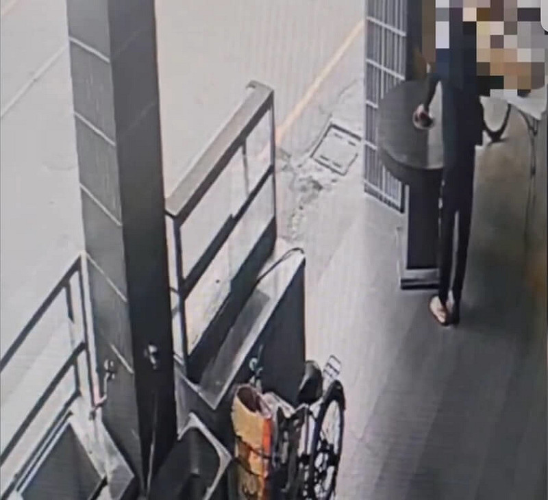 高雄新興區一間餐廳放在騎樓火鍋爐心，均在未營業時連續遭竊，警方調閱監視器畫面，鎖定騎腳踏車吳姓男子涉案，吳男坦承已將4顆爐心當作廢鐵變賣，全案依竊盜等罪嫌送辦。（高市新興警分局提供）中央社記者洪學廣傳真　114年11月3日   