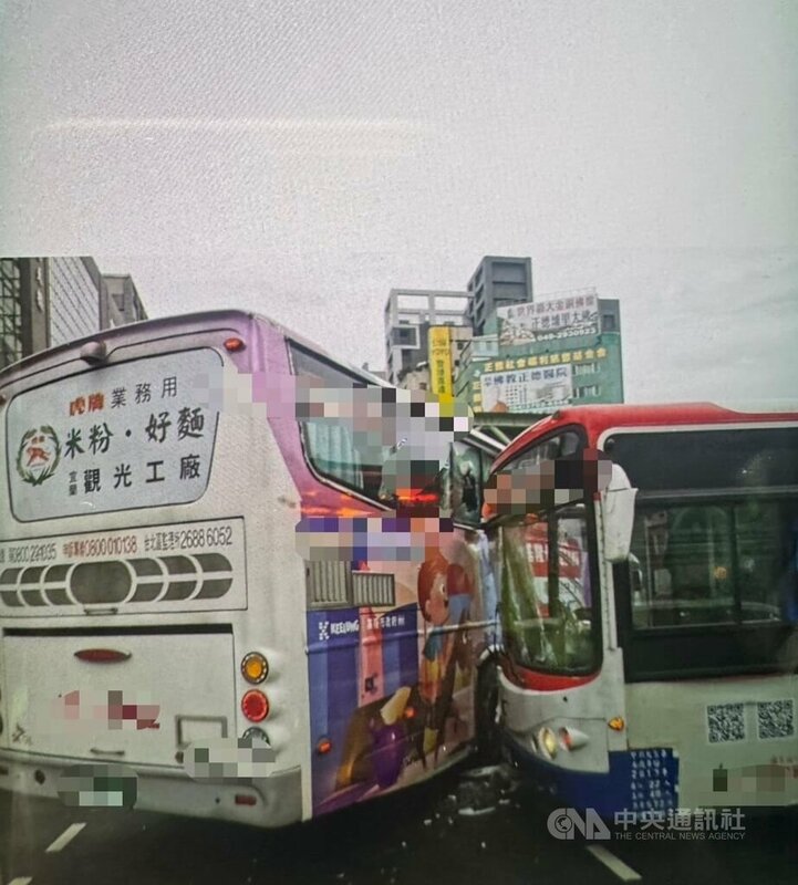台北市大同區3日下午發生國光客運和公車碰撞事故，造成公車上陳姓女乘客頭部撕裂傷、送醫治療。警方已初步排除雙方酒駕，詳細肇事原因有待後續調查釐清。（翻攝照片）中央社記者黃麗芸傳真　114年11月3日   