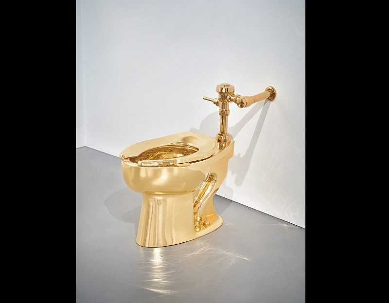 由義大利藝術家卡特蘭製作的 18K 金馬桶《美國》預計將於 18 日在美國紐約蘇富比拍賣行進行拍賣。   圖：翻攝自 蘇富比官方網站