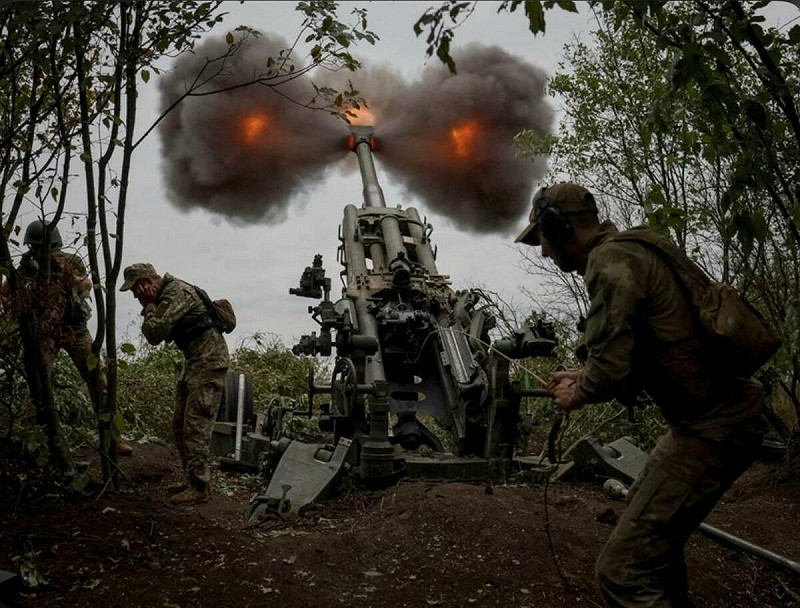 烏克蘭軍隊在哈爾科夫州庫皮揚斯克北部發射砲彈支援前線行動。   圖：翻攝自 X @TTheBattlefield