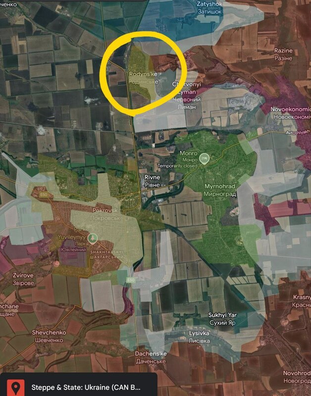 烏軍已清剿波克羅夫斯克(紅軍城)以北羅金斯科耶村俄軍，並控制通往市區公路，地圖標示該村黃色區域為關鍵戰場。   圖：翻攝自 X @TTheBattlefield