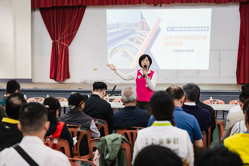 民進黨立委蘇巧慧率團與內政部次長董建宏等官員，考察「新北市污水下水道建設規劃及執行情形」。   圖：蘇巧慧辦公室提供