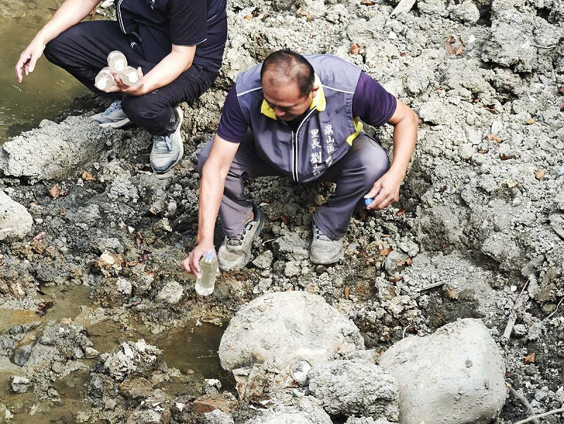 國民黨立委陳菁徽指，環境部會同農業部再次前往馬頭山，未攜帶採樣器材，現場環境部官員仍指，沒收到要進行水質檢測的內部通知。   圖：陳菁徽辦公室/提供