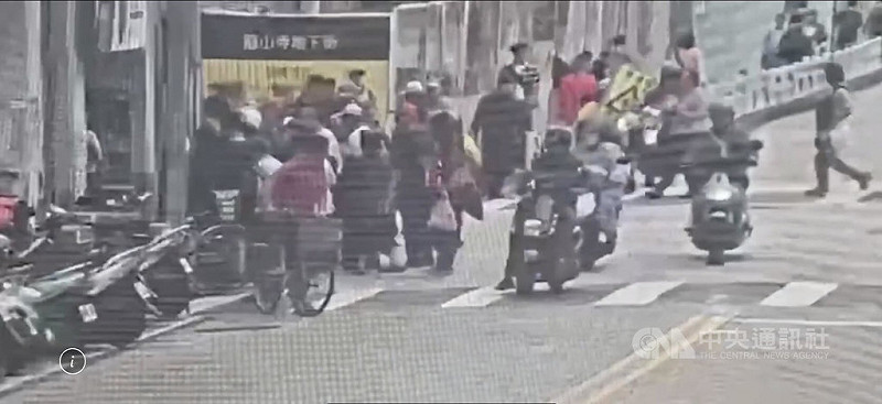 台北市萬華區龍山寺外疑有人設攤買賣個資，萬華警分局3日表示，獲報後派員到場查看並未發現金錢買賣個資情形，已通知設攤5男到案說明，將釐清蒐集個資目的和是否違反個資法等相關規範。（翻攝照片）中央社記者黃麗芸傳真　114年11月3日   