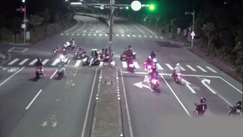 新北警逮捕11名競速飆車犯嫌，並查扣10輛專門用於直線加速的改裝機車。   圖：翻攝畫面