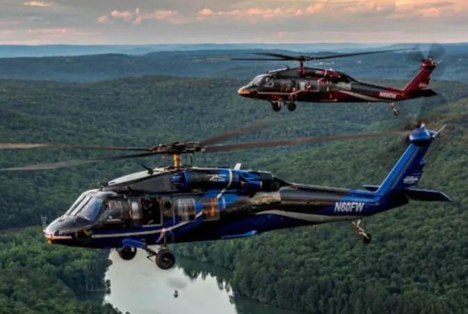  烏軍多架黑鷹直升機突然進入紅軍城，放下突擊部隊攻擊滲透俄軍。 圖 : 翻攝自熊熊講堂 