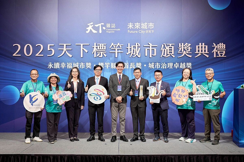 陳其邁(左四)率觀光局、農業局、客委會與高雄野鳥協會成員出席天下雜誌「2025城市治理卓越獎」頒獎典禮。   圖：高雄市觀光局/提供