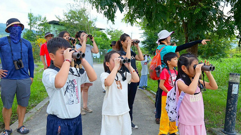 小朋友專心觀察水雉活動。   圖：高雄市觀光局/提供