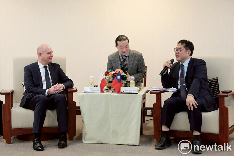 波蘭台北辦事處長畢爾斯基拜會台南市政府，台南市長黃偉哲偕新聞及國際關係處蘇恩恩處長接待，雙方共同期盼城市間的合作交流，能帶動台波關係的多面向蓬勃發展。   圖：台南市政府提供