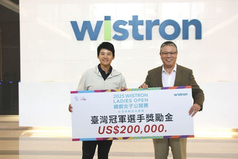 台灣女子職業高爾夫好手曾雅妮（左）終結長達11年冠軍荒，拿下2025緯創女子公開賽冠軍後，並另獲贊助商頒發的台灣冠軍選手獎勵金20萬美元。（TLPGA提供）中央社記者黎建忠傳真　114年11月3日   