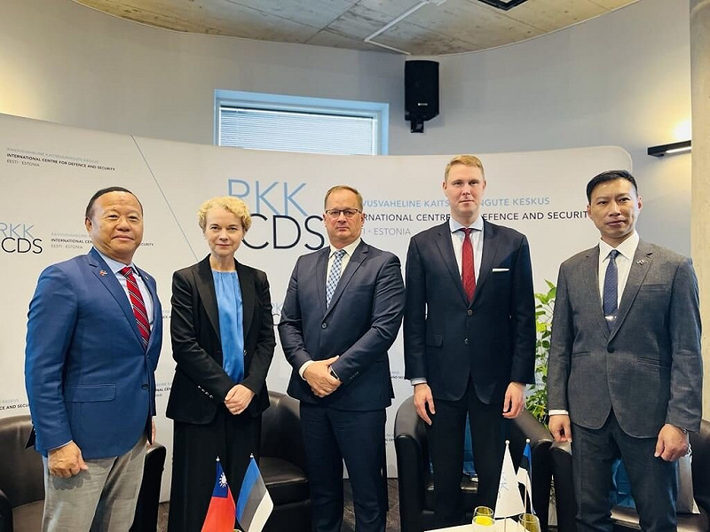 愛沙尼亞國防智庫「國際防禦及安全中心」（ICDS）10月30日舉辦會議，國防部軍政副部長柏鴻輝（左1）受邀擔任專題演講人，並與ICDS主任萊克（左2）、愛沙尼亞前海軍指揮官薩斯卡（中）、國會議員卡尤萊德（右2）以及中華民國國防部情研中心副主任潘俊光（右1）舉行共同座談。   圖：國防部提供