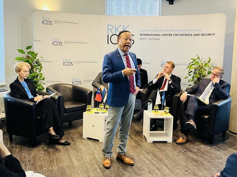 國防部軍政副部長柏鴻輝日前在愛沙尼亞公開演說，以「即便威脅不斷，台灣依然捍衛自由的天空」為題，就中國軍機侵擾台灣空域行為，與近期俄羅斯戰機闖入愛沙尼亞與多名北約會員國領空的情況做分析比較，並呼籲台愛兩國加強交流與合作。   圖：國防部提供