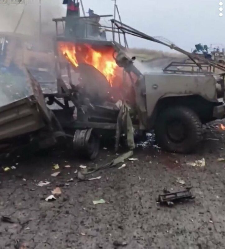 一輛被地雷摧毀的後勤卡車。   圖：翻攝自 X《 NiKITa》