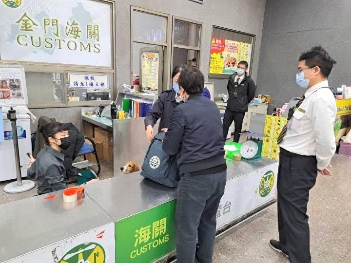 為防堵非洲豬瘟疫情，高雄關將在金門小三通通關口岸加強聯合查緝行動。   圖：財政部關務署高雄關／提供