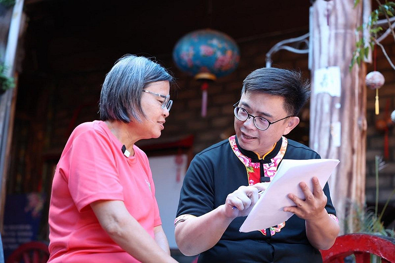 賴瑞隆(右)日認真學習客語對話。   圖：賴瑞隆辦公室/提供