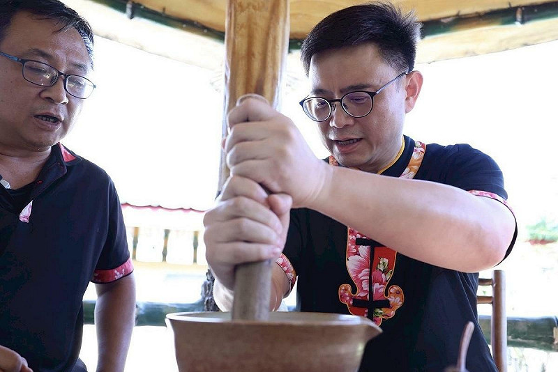 賴瑞隆(右)走訪客庄體驗擂茶製作。   圖：賴瑞隆辦公室/提供