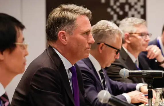 澳大利亞國防部長查德·馬爾斯在雪梨舉行的「海軍防務展覽會」開幕致辭中表示，中國正在進行大規模軍事建設，這對澳洲保護自身海上貿易路線構成挑戰。 圖:翻攝自觀察者網