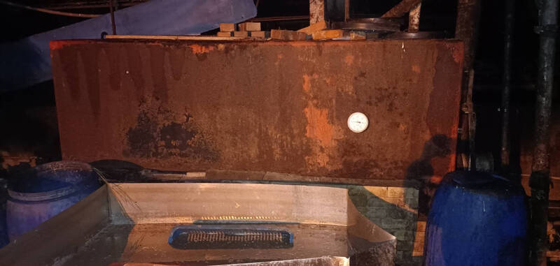 該養豬場內的廚餘蒸煮設備已「滿是鐵鏽」，許久沒有使用痕跡。   圖：應變中心／提供