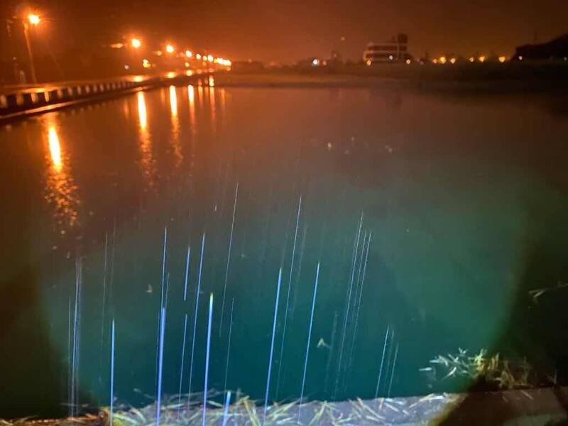 在農莊工作的外籍移工誤將綠色食用色素倒進水溝中，才會造成水體呈現綠色。   圖：宜蘭縣政府環保局／提供