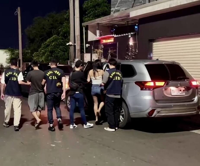 洪姓男子及陳姓女友駕車四處兜售毒品，完成交易後立刻變換偽造車牌躲避追查，仍遭台南警方拘提送辦。（台南市警局提供）中央社記者張榮祥台南傳真　114年11月4日   