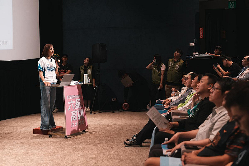 邱議瑩(左一)提出以「生活高雄」為主軸的諸多政策。   圖：邱議瑩競選總部/提供