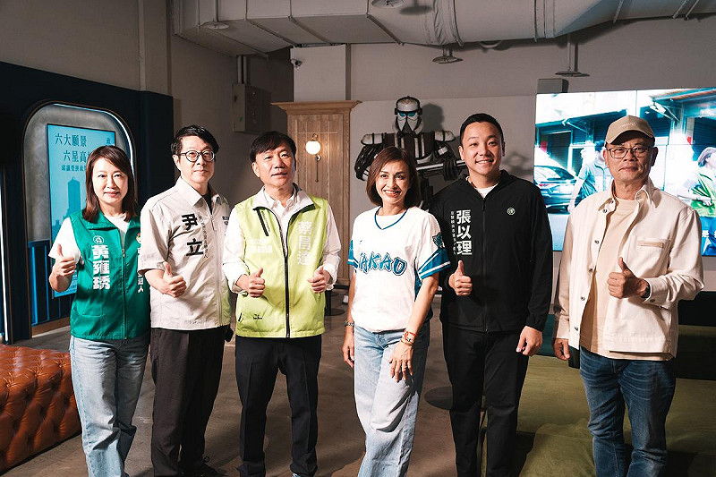 邱議瑩(右三)與前議員與議員參選人合影。   圖：邱議瑩競選總部/提供