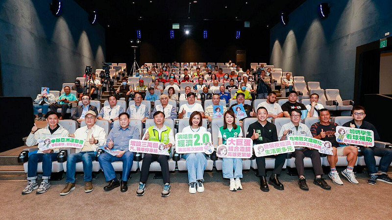 邱議瑩(前排左五)舉辦「六大願景」第三場政策發表會，以「生活高雄」為主軸。   圖：邱議瑩競選總部/提供