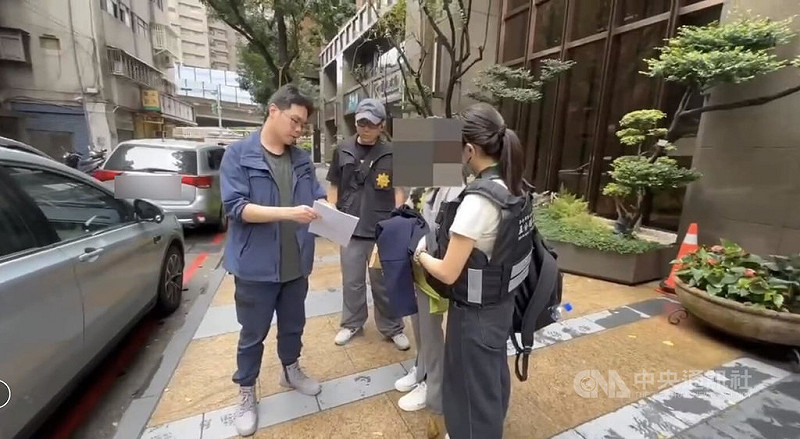 台北市信義區近日發生雙屍案，現場發現不明粉末和藥錠，檢警追查毒品來源，鎖定販毒的蘇姓（右2）、鍾姓及謝姓3嫌，並於3日拘提到案，落網畫面曝光。（翻攝照片）中央社記者黃麗芸傳真 114年11月4日   