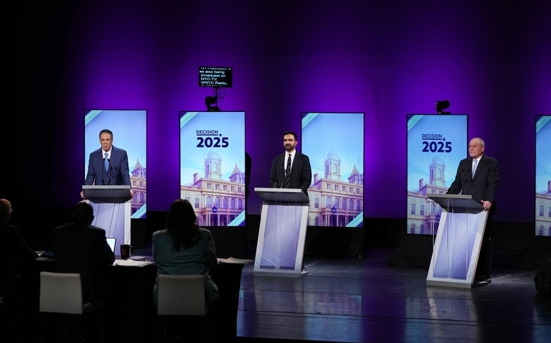 紐約市長候選人辯論，左起為安德魯．古莫、卓蘭．曼達尼和柯蒂斯．斯利瓦。   圖：翻攝自騰訊網《观察者网》