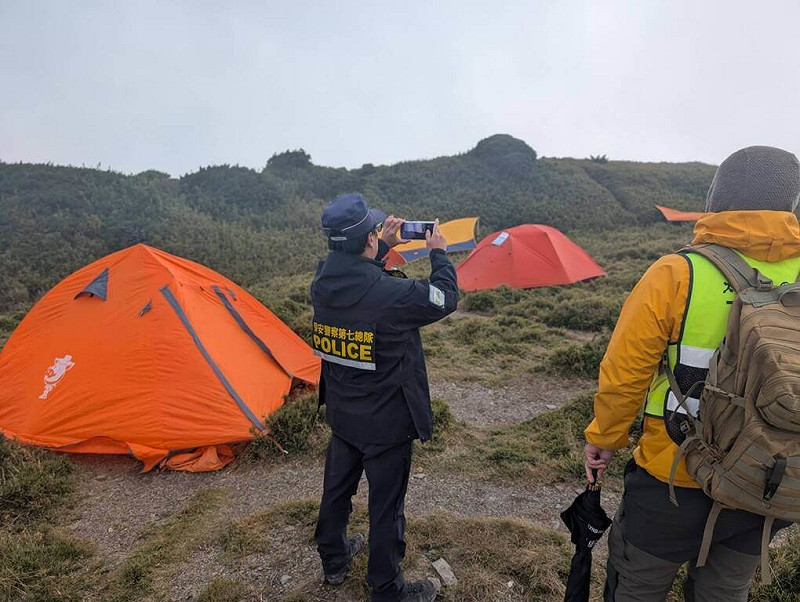 新北市某私立學校帶領1000多名學生分梯次攀登合歡山，在合歡北峰搭設數個帳篷與天幕等，遭太管處開罰新台幣1500到3000元，太管處呼籲民眾於國家公園內辦活動應事先申請，將視狀況審核。（民眾提供）中央社記者李先鳳傳真　114年11月4日   