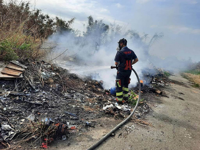 苗栗縣通霄、苑裡地區4天發生3起廢棄物火警案件，其中1處上午撲滅火勢，下午又竄出火舌，讓消防隊員疲於奔命，縣府環保局4日表示，將追查行為人，最高可處新台幣10萬元罰緩。（民眾提供）中央社記者管瑞平傳真　114年11月4日   
