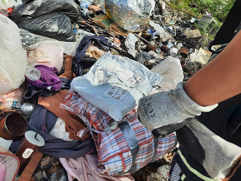 苗栗縣通霄、苑裡地區4天發生3起廢棄物火警案件，現場遺留大量衣物、私人信件等家庭垃圾或裝潢廢棄物，環保局將從中追查行為人開罰。（民眾提供）中央社記者管瑞平傳真　114年11月4日   