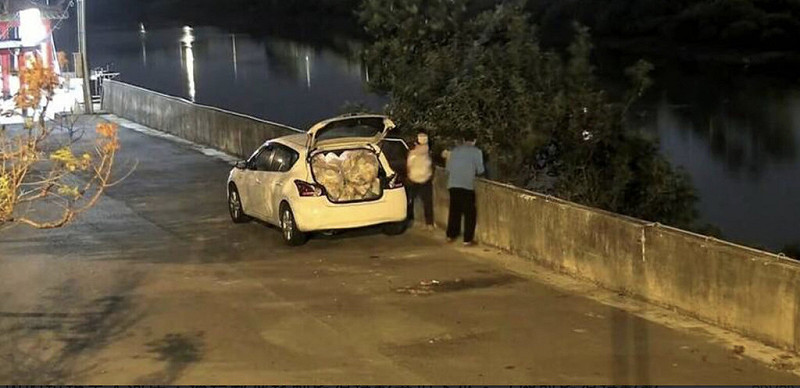 有民眾開車載垃圾前往彰化鹿港鎮洋仔厝溪傾倒，監視器拍到轎車後座及後車廂裝滿一袋袋垃圾，開到洋仔厝溪旁時，1男1女下車將垃圾倒入溪中；彰縣府水資處4日指出，將查出身分開罰。（民眾提供）中央社記者吳哲豪傳真　114年11月4日   