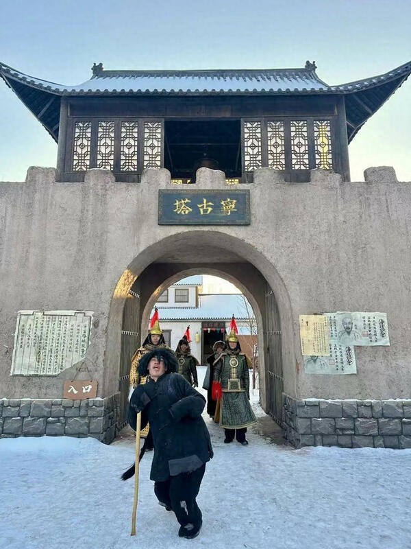 一名參加「流放寧古塔」沉浸式旅遊的遊客。圖:翻攝自生活小课堂  一名參加「流放寧古塔」沉浸式旅遊的遊客。圖:翻攝自生活小课堂