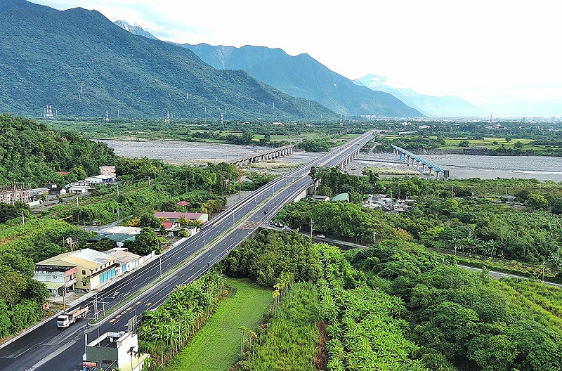 位於花蓮縣吉安鄉的台9線木瓜溪橋串聯花蓮縣壽豐鄉和吉安鄉，是北花蓮地區通往花東縱谷的重要門戶。   圖：公路局／提供