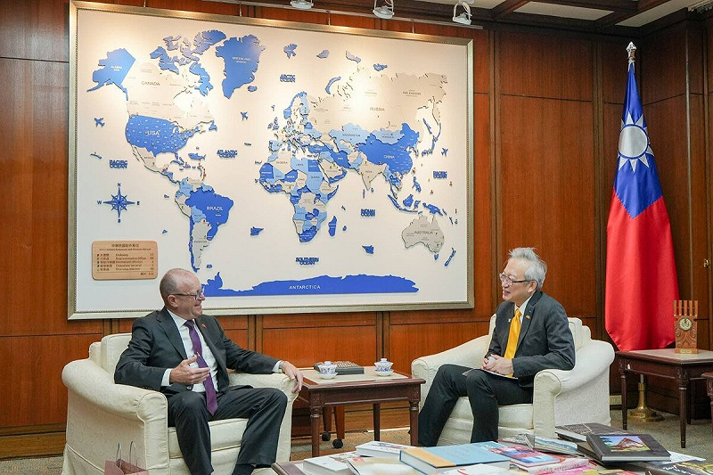 吳志中與瑞士國會友台小組共同主席阿多爾(Jean-Luc Addor)議員(左)就台瑞關係交換意見。 圖:外交部提供   吳志中與瑞士國會友台小組共同主席阿多爾(Jean-Luc Addor)議員(左)就台瑞關係交換意見。 圖:外交部提供
