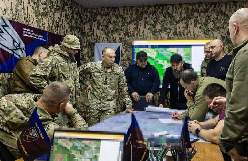 烏克蘭總司令亞歷山大．瑟爾斯基正在研究地圖。   圖：翻攝自 X《MAKS 25》