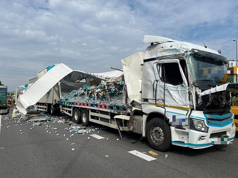 林姓男子駕駛半聯結車載運罐裝營養品，4日行經國道3號南向236.3公里處、南投縣名間鄉路段，碰撞外側路肩故障半聯結車，貨物再砸到路過小貨車，幸無人傷。（民眾提供）中央社記者蕭博陽南投縣傳真　114年11月4日   