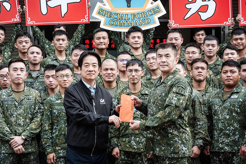 賴清德總統4日勗勉北部地區支援樺加沙颱風造成花蓮馬太鞍溪溢堤救災部隊，致贈加菜金。   圖：總統府提供