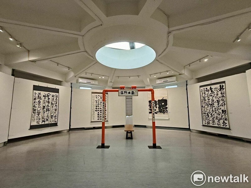 創價美術館研究員許志芳甫獲全國美展書法類金牌獎殊榮，備受藝術界矚目，在各界引頸企盼下，將於11日7日至26日在明宗書法藝術館舉辦「跡象──許志芳書藝刀刻創作展」，展出風格多元的書法作品，以及令人驚艷的異質書寫和陶壺刀刻創作，   圖：黃博郎／攝