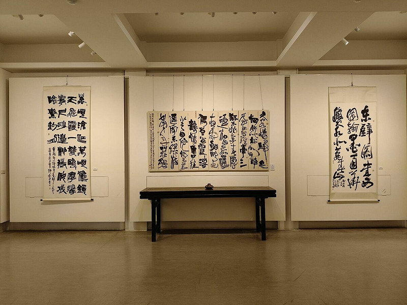 創價美術館研究員許志芳甫獲全國美展書法類金牌獎殊榮，備受藝術界矚目，在各界引頸企盼下，將於11日7日至26日在明宗書法藝術館舉辦「跡象──許志芳書藝刀刻創作展」，展出風格多元的書法作品，以及令人驚艷的異質書寫和陶壺刀刻創作，   圖：黃博郎／攝