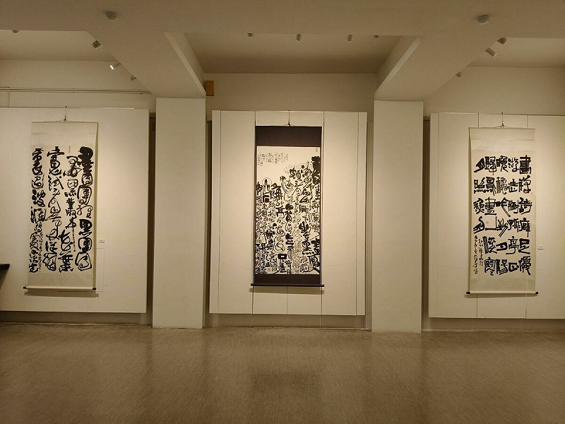 創價美術館研究員許志芳甫獲全國美展書法類金牌獎殊榮，備受藝術界矚目，在各界引頸企盼下，將於11日7日至26日在明宗書法藝術館舉辦「跡象──許志芳書藝刀刻創作展」，展出風格多元的書法作品，以及令人驚艷的異質書寫和陶壺刀刻創作，   圖：黃博郎／攝