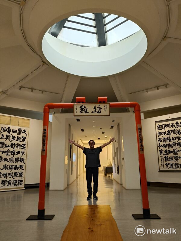 創價美術館研究員許志芳甫獲全國美展書法類金牌獎殊榮，備受藝術界矚目，在各界引頸企盼下，將於11日7日至26日在明宗書法藝術館舉辦「跡象──許志芳書藝刀刻創作展」，展出風格多元的書法作品，以及令人驚艷的異質書寫和陶壺刀刻創作，   圖：黃博郎／攝