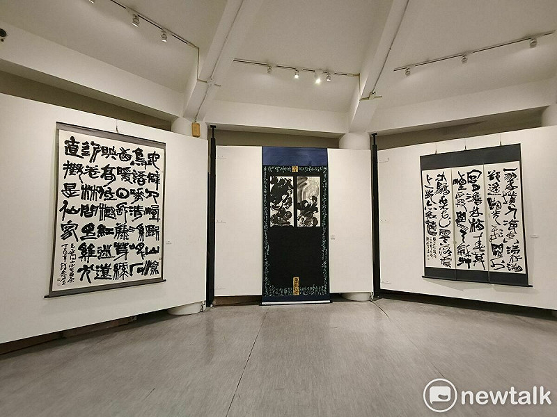 創價美術館研究員許志芳甫獲全國美展書法類金牌獎殊榮，備受藝術界矚目，在各界引頸企盼下，將於11日7日至26日在明宗書法藝術館舉辦「跡象──許志芳書藝刀刻創作展」，展出風格多元的書法作品，以及令人驚艷的異質書寫和陶壺刀刻創作，   圖：黃博郎／攝