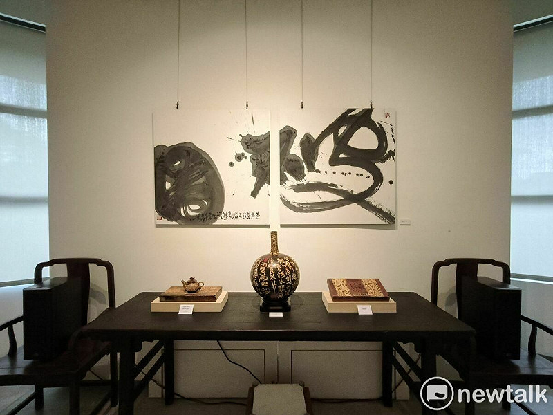 創價美術館研究員許志芳甫獲全國美展書法類金牌獎殊榮，備受藝術界矚目，在各界引頸企盼下，將於11日7日至26日在明宗書法藝術館舉辦「跡象──許志芳書藝刀刻創作展」，展出風格多元的書法作品，以及令人驚艷的異質書寫和陶壺刀刻創作，   圖：黃博郎／攝