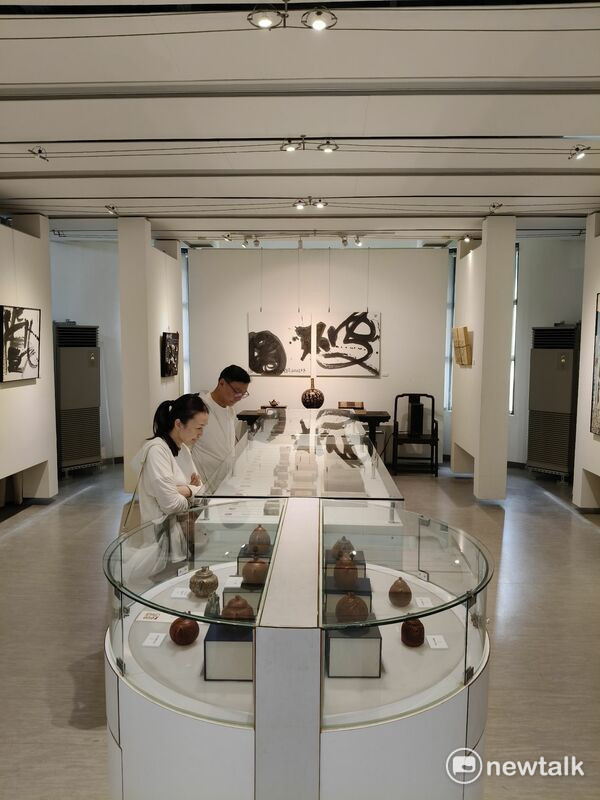 創價美術館研究員許志芳甫獲全國美展書法類金牌獎殊榮，備受藝術界矚目，在各界引頸企盼下，將於11日7日至26日在明宗書法藝術館舉辦「跡象──許志芳書藝刀刻創作展」，展出風格多元的書法作品，以及令人驚艷的異質書寫和陶壺刀刻創作，   圖：黃博郎／攝