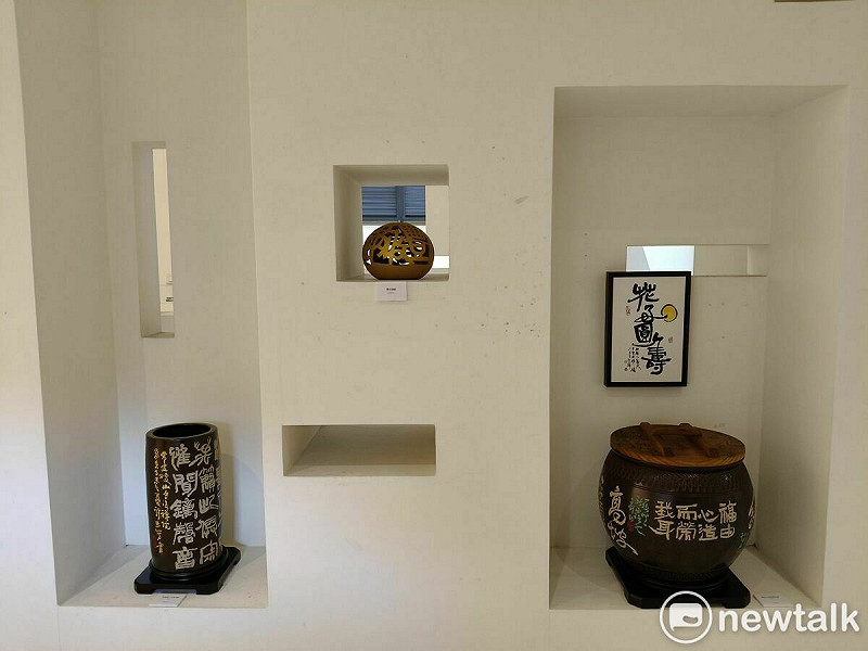 創價美術館研究員許志芳甫獲全國美展書法類金牌獎殊榮，備受藝術界矚目，在各界引頸企盼下，將於11日7日至26日在明宗書法藝術館舉辦「跡象──許志芳書藝刀刻創作展」，展出風格多元的書法作品，以及令人驚艷的異質書寫和陶壺刀刻創作，   圖：黃博郎／攝