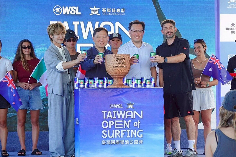 2025台灣國際衝浪公開賽在台東縣金樽漁港展開，運動部次長鄭世忠（前右2）4日出席開幕典禮表示，未來將持續投入更多資源，讓台灣品牌國際賽事發光發熱。（運動部提供）中央社記者黎建忠傳真　114年11月4日   
