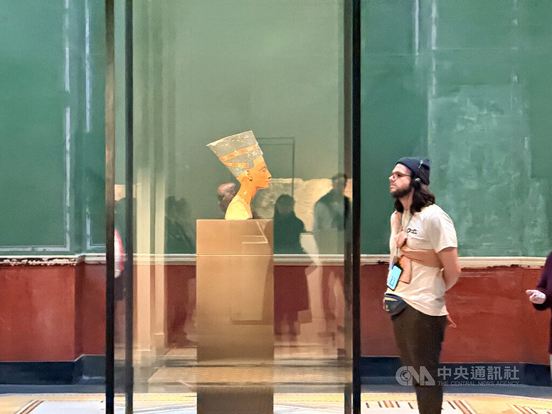 娜芙蒂蒂半身像由宮廷雕刻師杜特摩斯於約西元前1340年製作，現陳列於柏林新博物館玻璃展示櫃中，為保護展品，參觀民眾僅允許在展間外攝影。中央社記者林尚縈柏林攝　114年11月4日   中央社