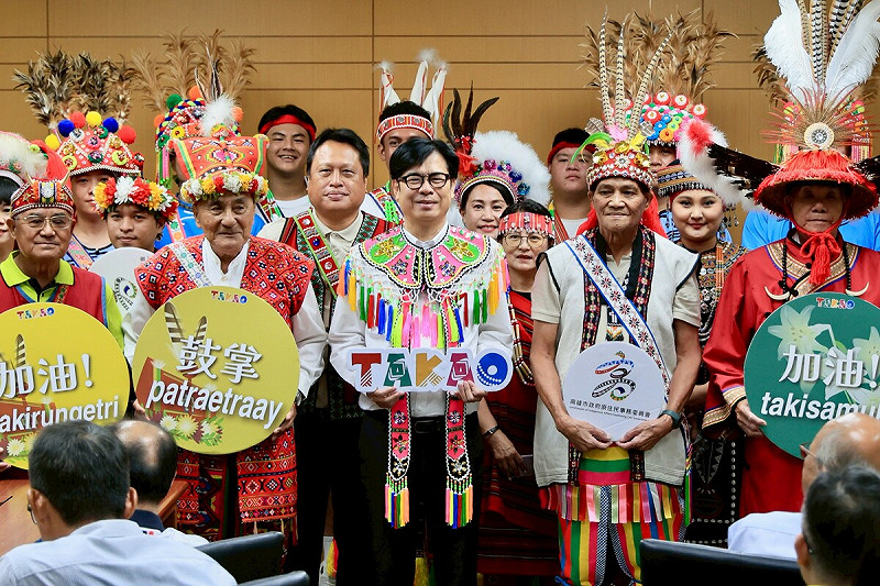 都會區傳統領袖代表在市政會議上以阿美族「報信」儀式，致贈信物予市長陳其邁(前排中)，邀請市府團隊及市民參與高雄市原住民族聯合豐年節。   圖：高雄市政府/提供